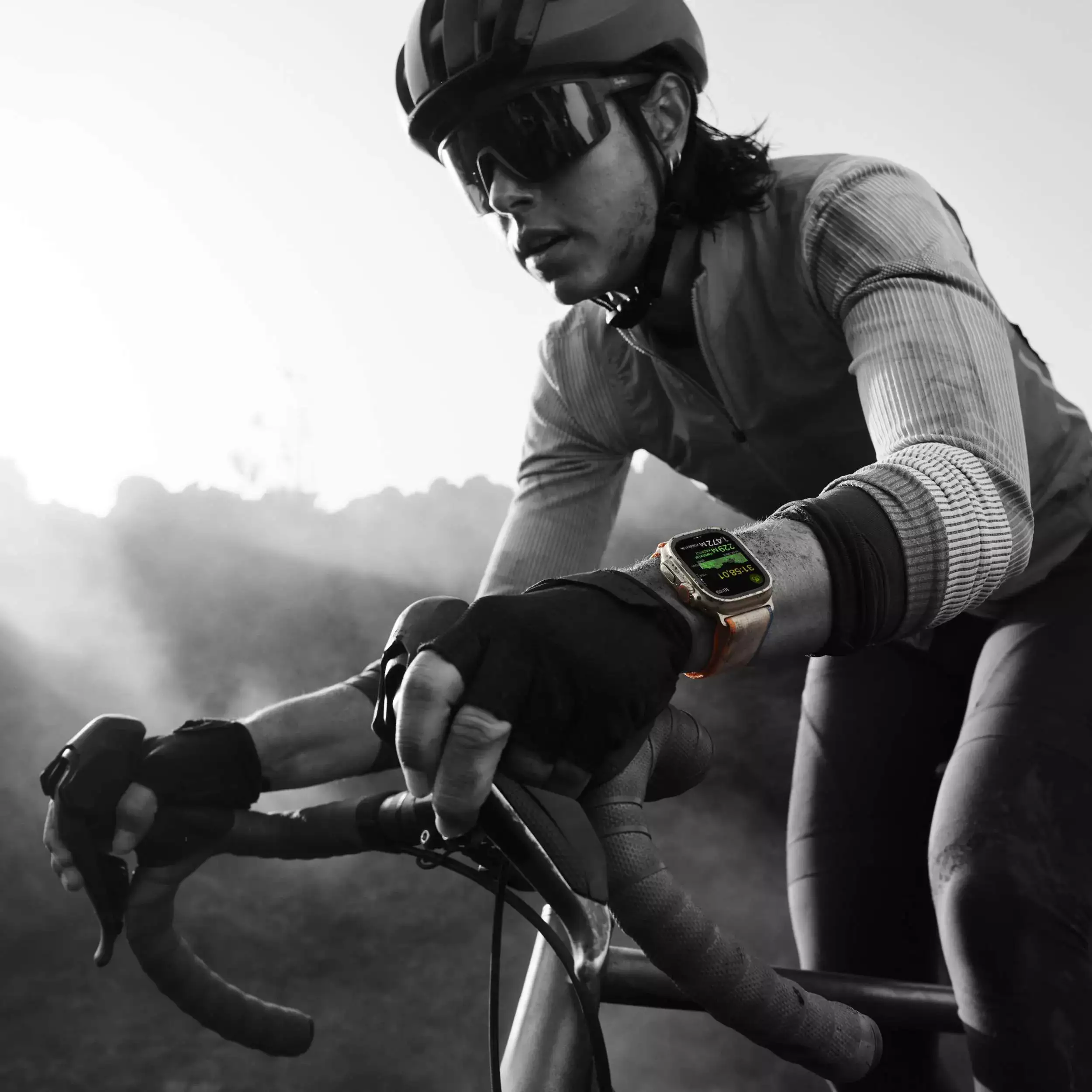 Apple Watch Ultra 2 GPS + Cellular 49mm Titanyum Kasa Turuncu/Bej Trail Loop S/M MRF13TU/A