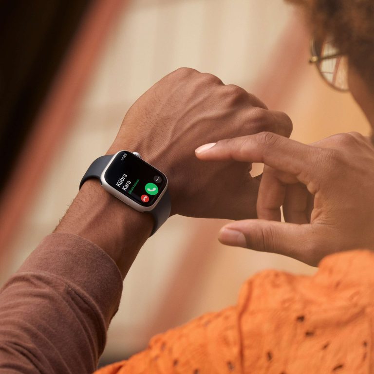 Apple Watch Series 8 GPS 45mm Yıldız Işığı Alüminyum Kasa - Yıldız Işığı Spor Kordon MNP23TU/A-Teşhir -5